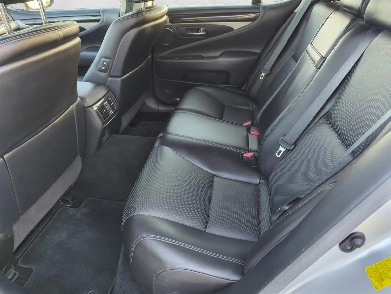 Used 2014 Liquid Platinum Lexus  image 7