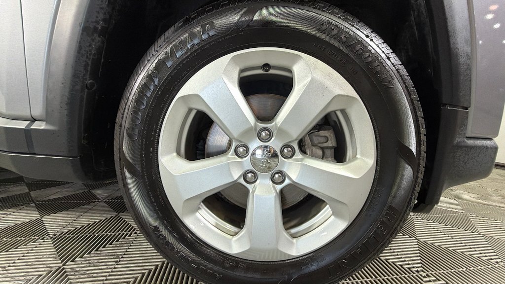 Used 2020 Silver Jeep Latitude FWD image 36
