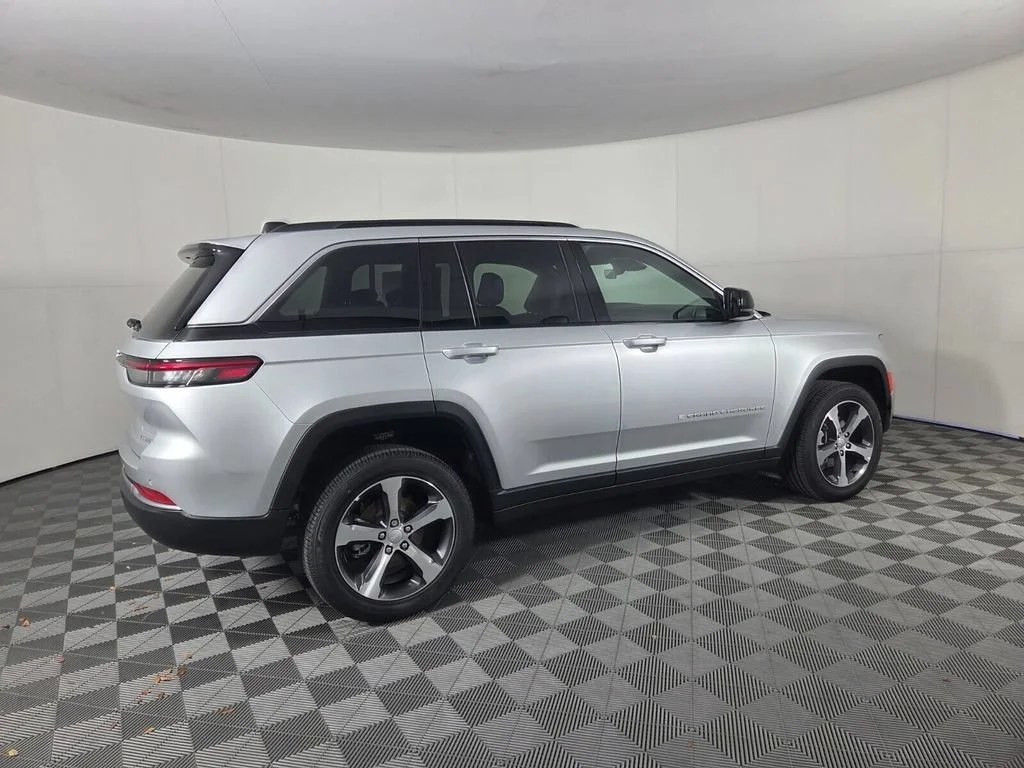 New 2026 Silver Zynith Exterior Paint Jeep Limited image 6
