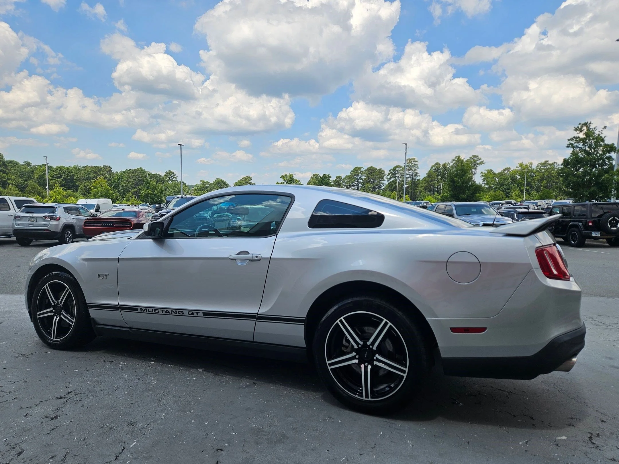 Used 2010 Brilliant Silver Metallic Ford GT Premium image 5