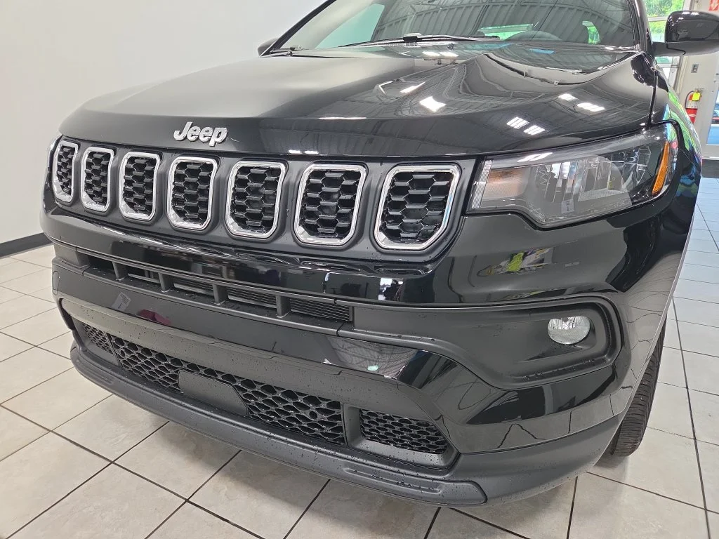 New 2026 Diamond Black Crystal Pearl-Coat Exterior Paint Jeep  image 13