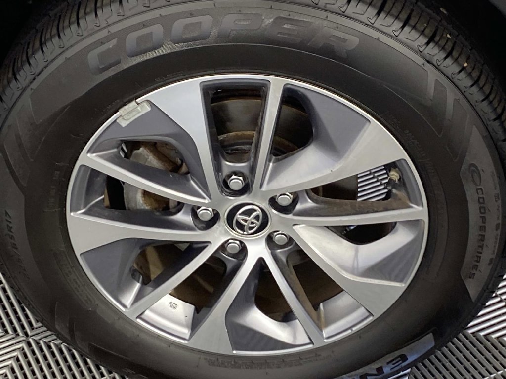 Used 2016 White Toyota XLE image 27