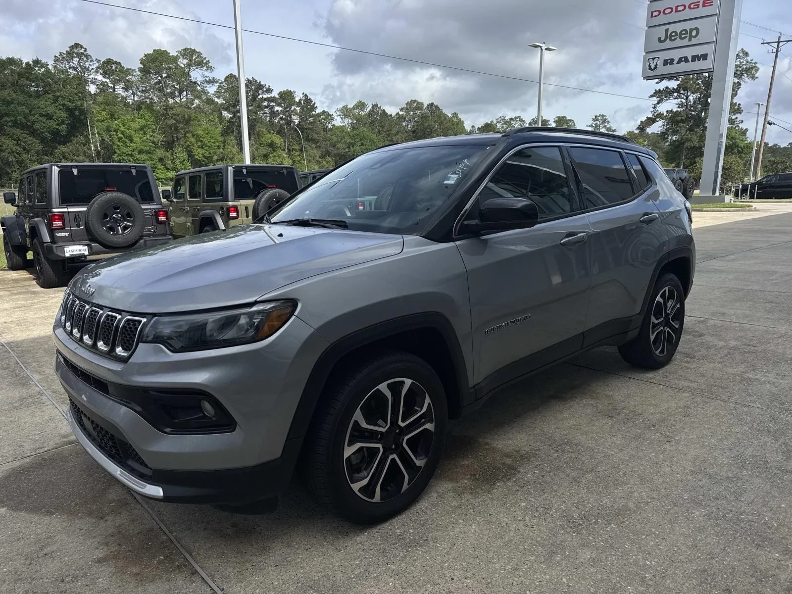 Used 2023 Silver Jeep Limited 4x4 image 3