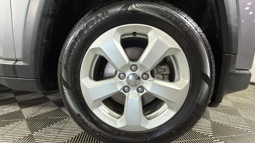 Used 2020 Silver Jeep Latitude FWD image 36