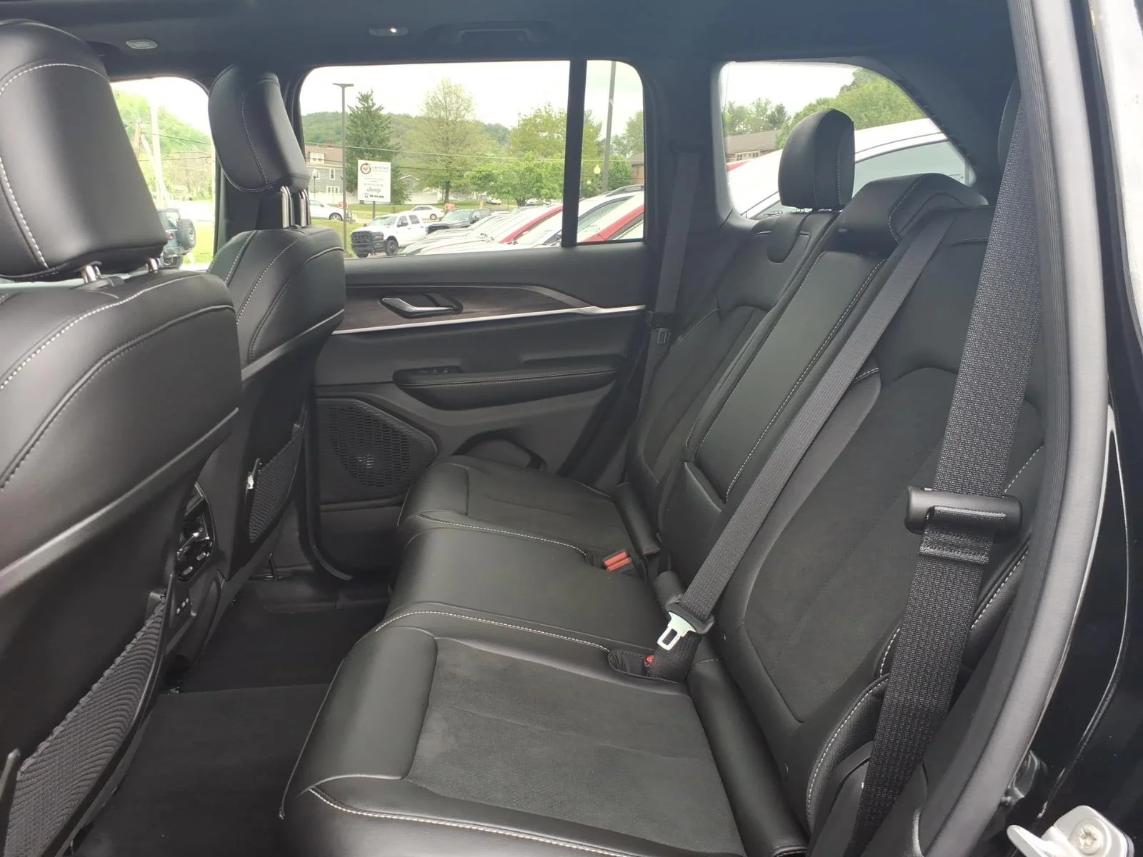 New 2026 Diamond Black Crystal Pearlcoat Jeep Altitude image 6