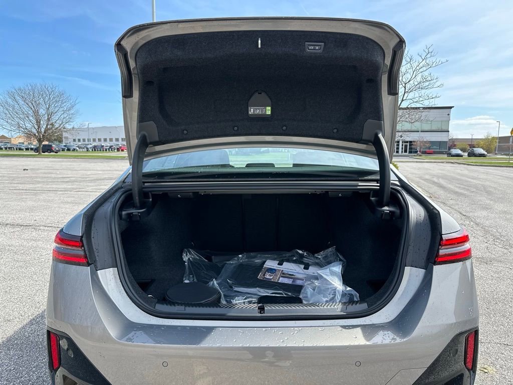New 2026 Oxide Grey Metallic BMW 530i xDrive image 22