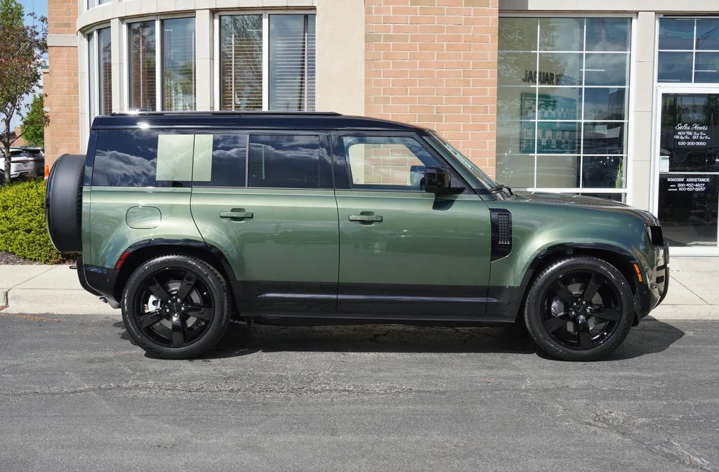 New 2026 Woolstone Green Land Rover X-Dynamic SE image 8