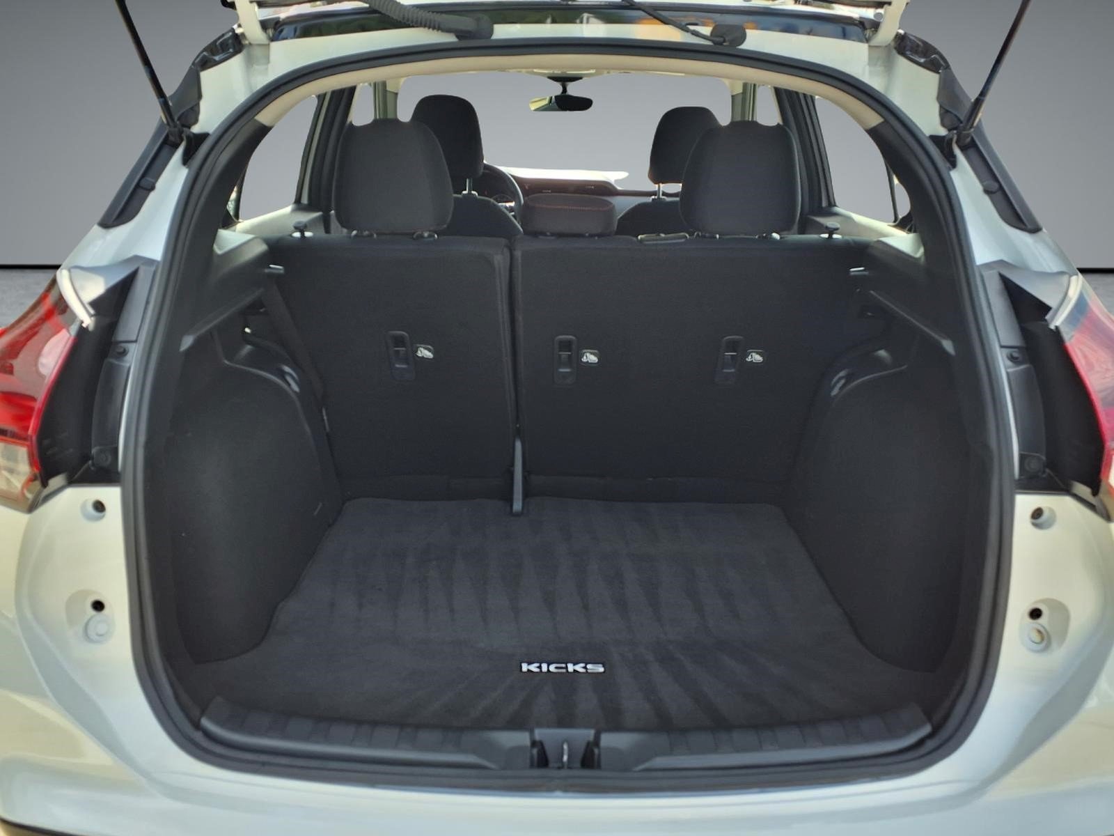 Used 2021 Aspen White/Super Black Nissan SR image 14