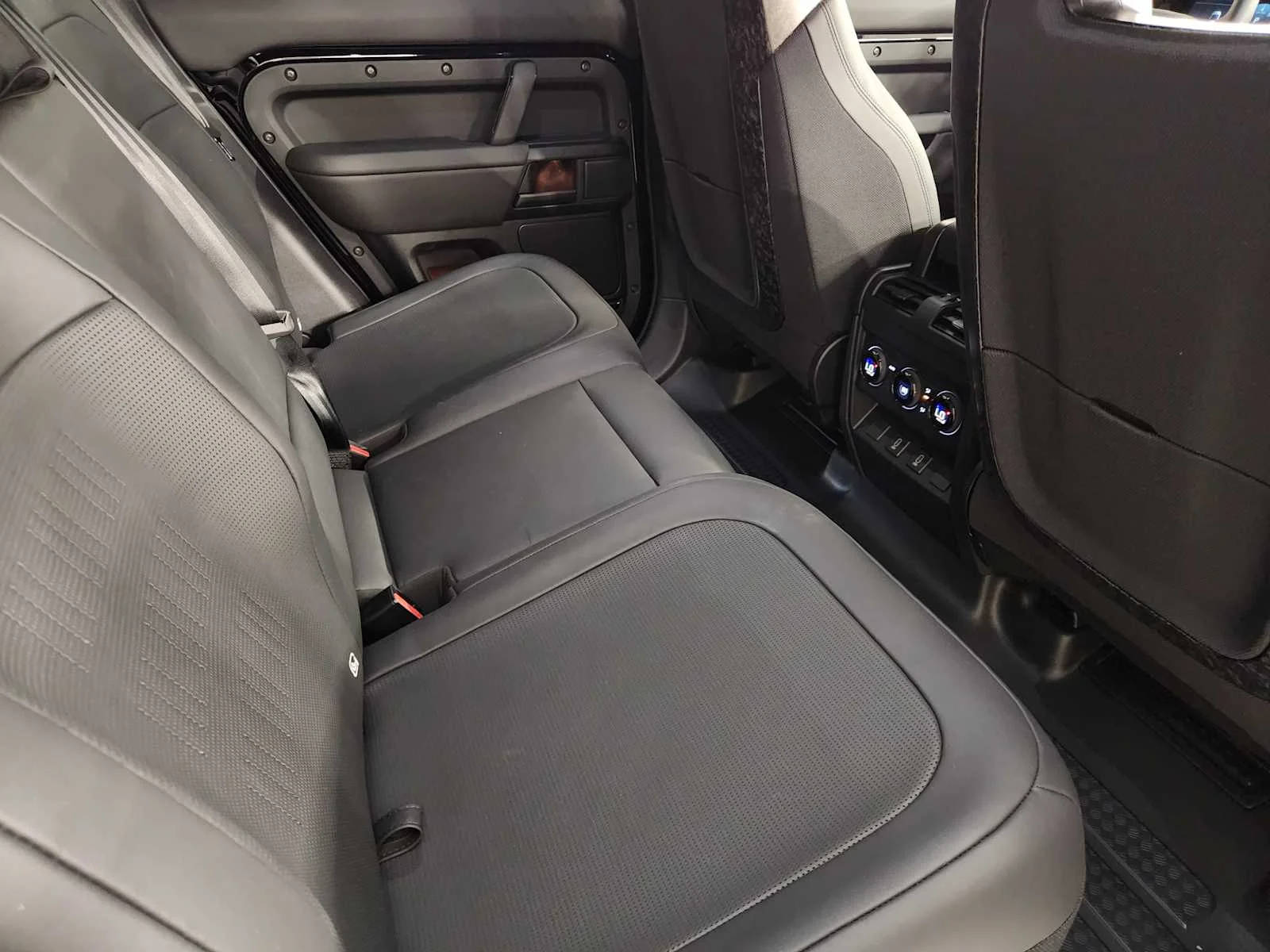 2026 Land Rover Defender OCTA Black - Photo 30