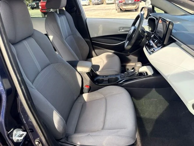 Used 2025  Toyota SE image 21