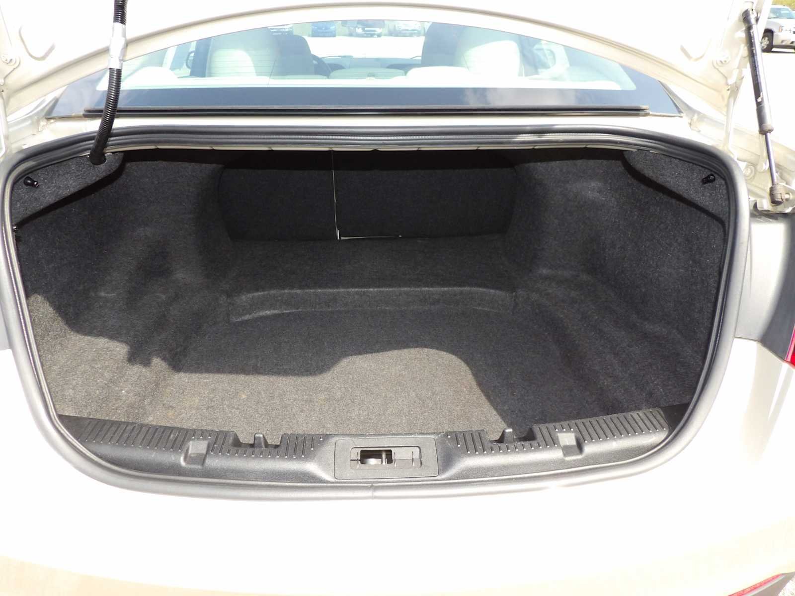 Used 2018 White Gold Metallic Ford SE image 12