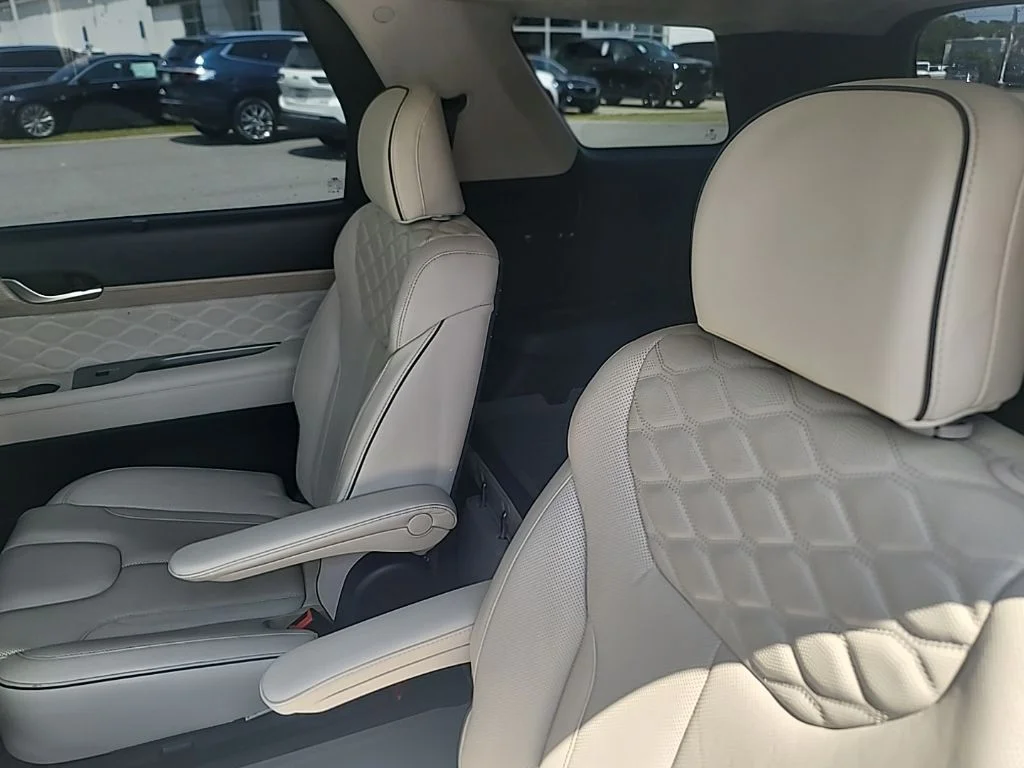 Used 2022 White Hyundai Calligraphy image 14