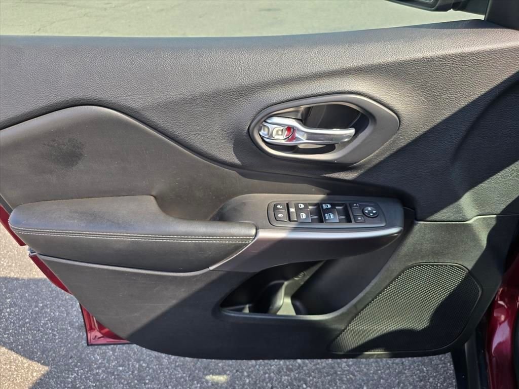 Used 2019 Red Jeep Latitude Plus image 9