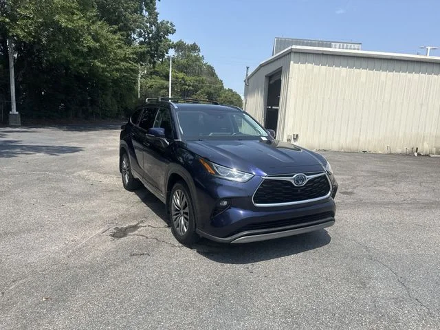 Used 2022  Toyota Platinum image 3