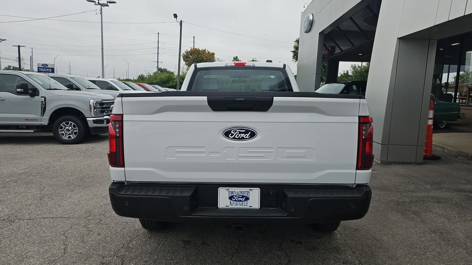 New 2026 Oxford White Ford XL 2WD image 4