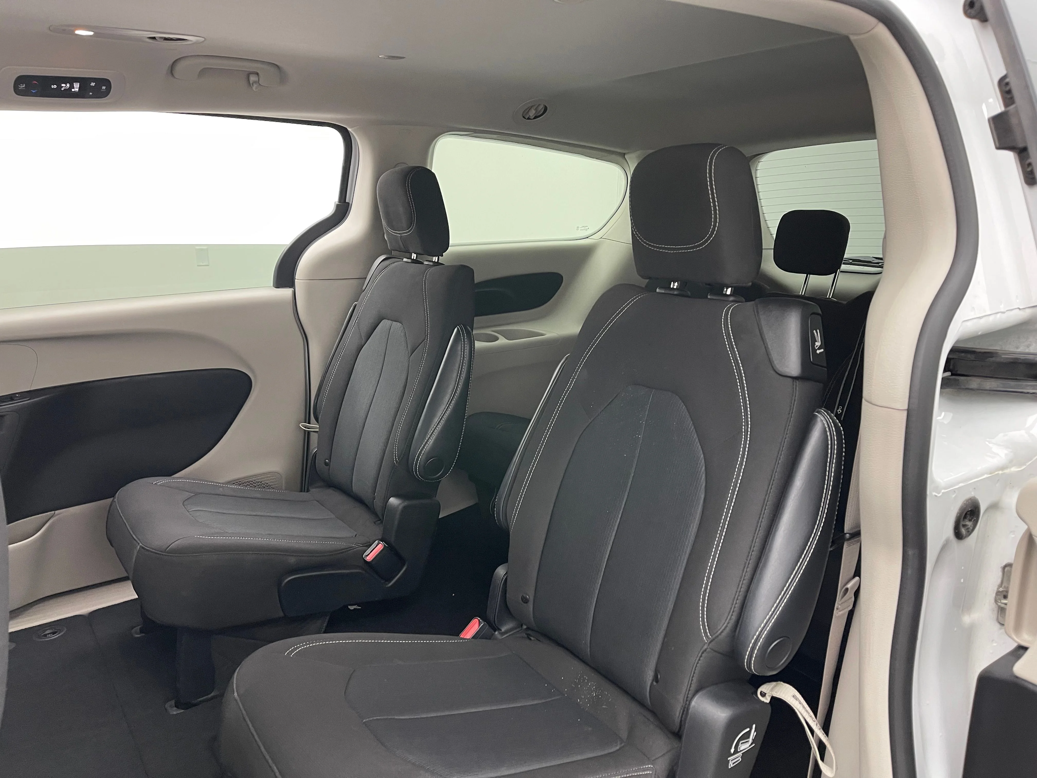 Used 2022 Bright White Clearcoat Chrysler LX image 37