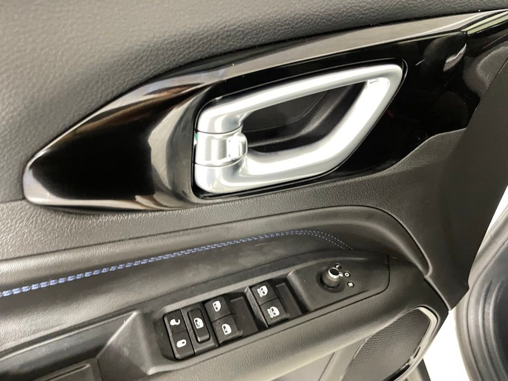 New 2026 Bright White Clearcoat Jeep Latitude image 15