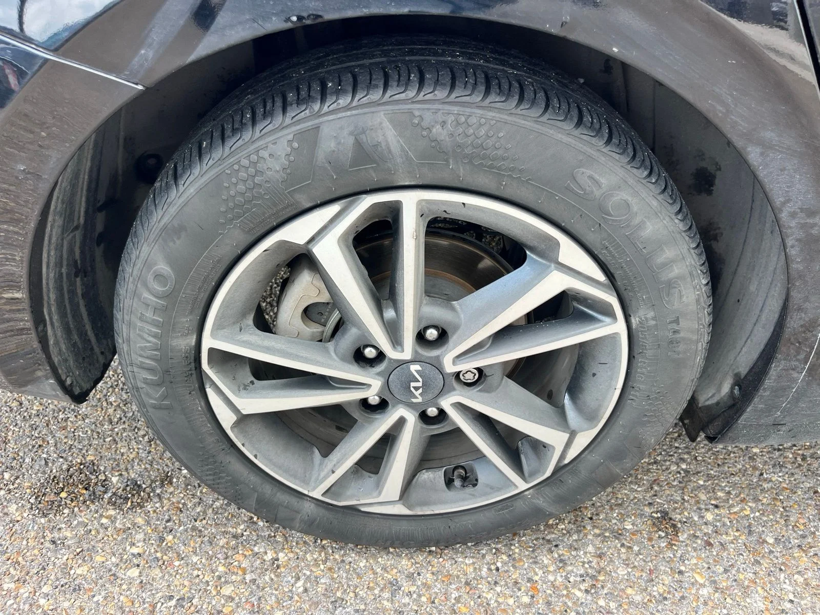 Used 2023 Black Kia LXS image 9