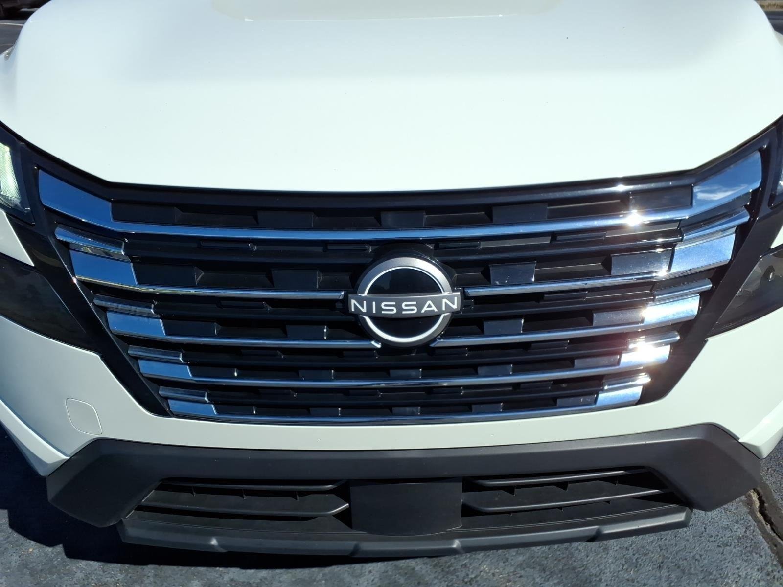Used 2025 Glacier White Nissan S image 11