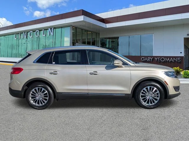 Certified Used 2017 White Gold Metallic Lincoln Select image 3