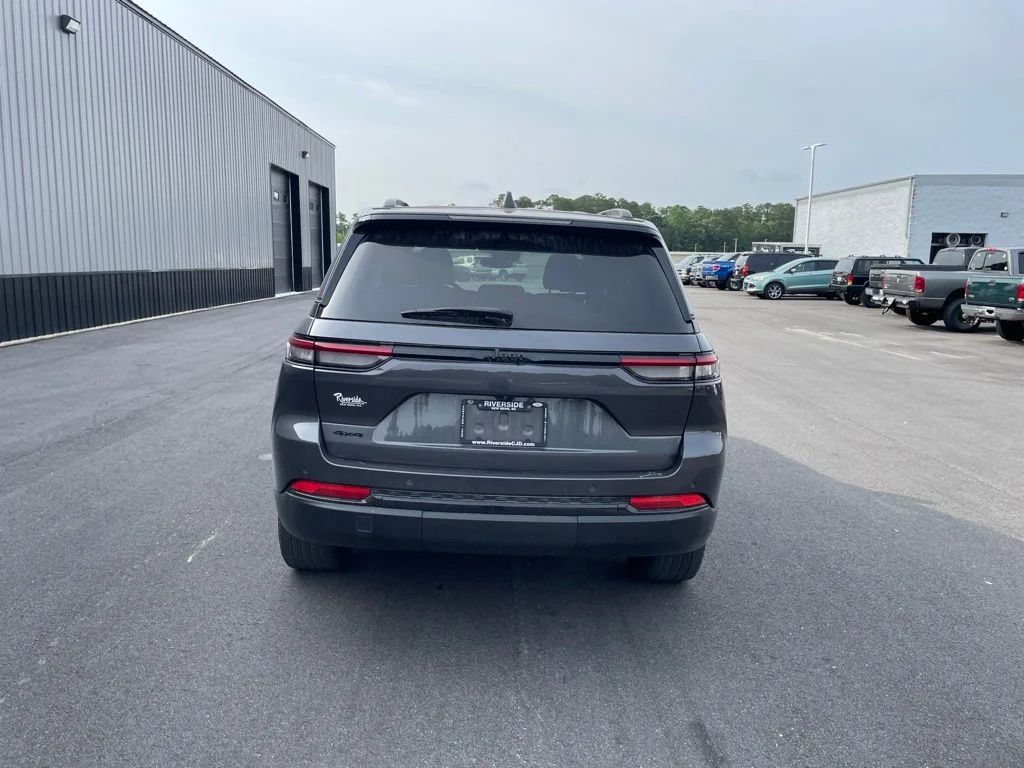 Used 2023 Gray Jeep Altitude X image 7