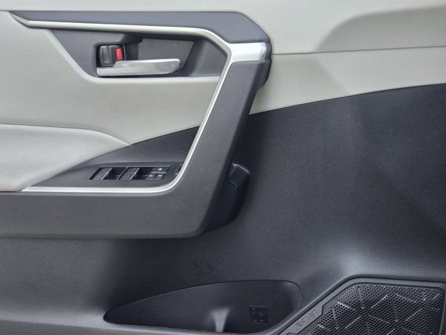 Used 2025 Silver Sky Metallic Toyota XLE image 23