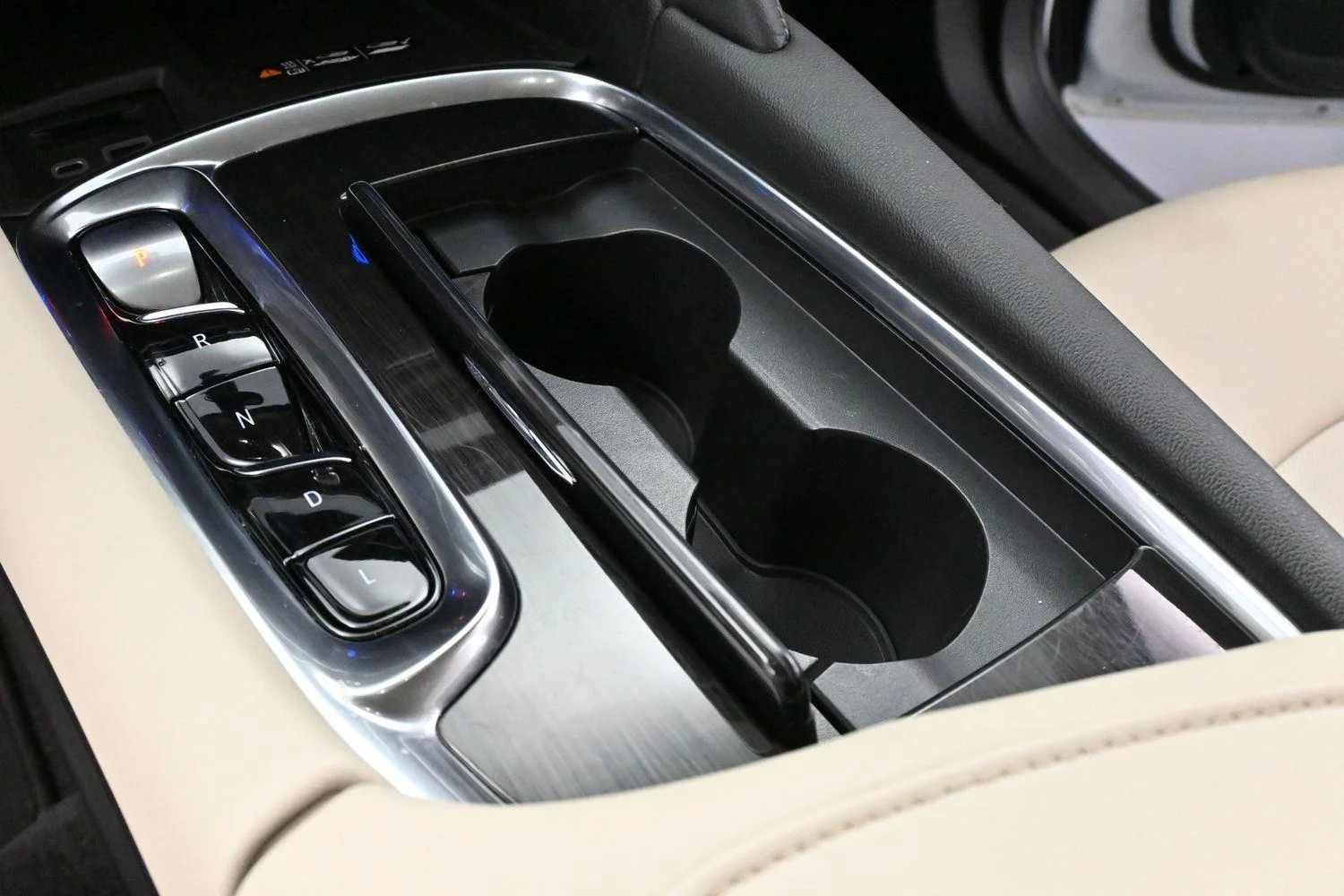 Used 2023 Summit White Buick Essence image 19