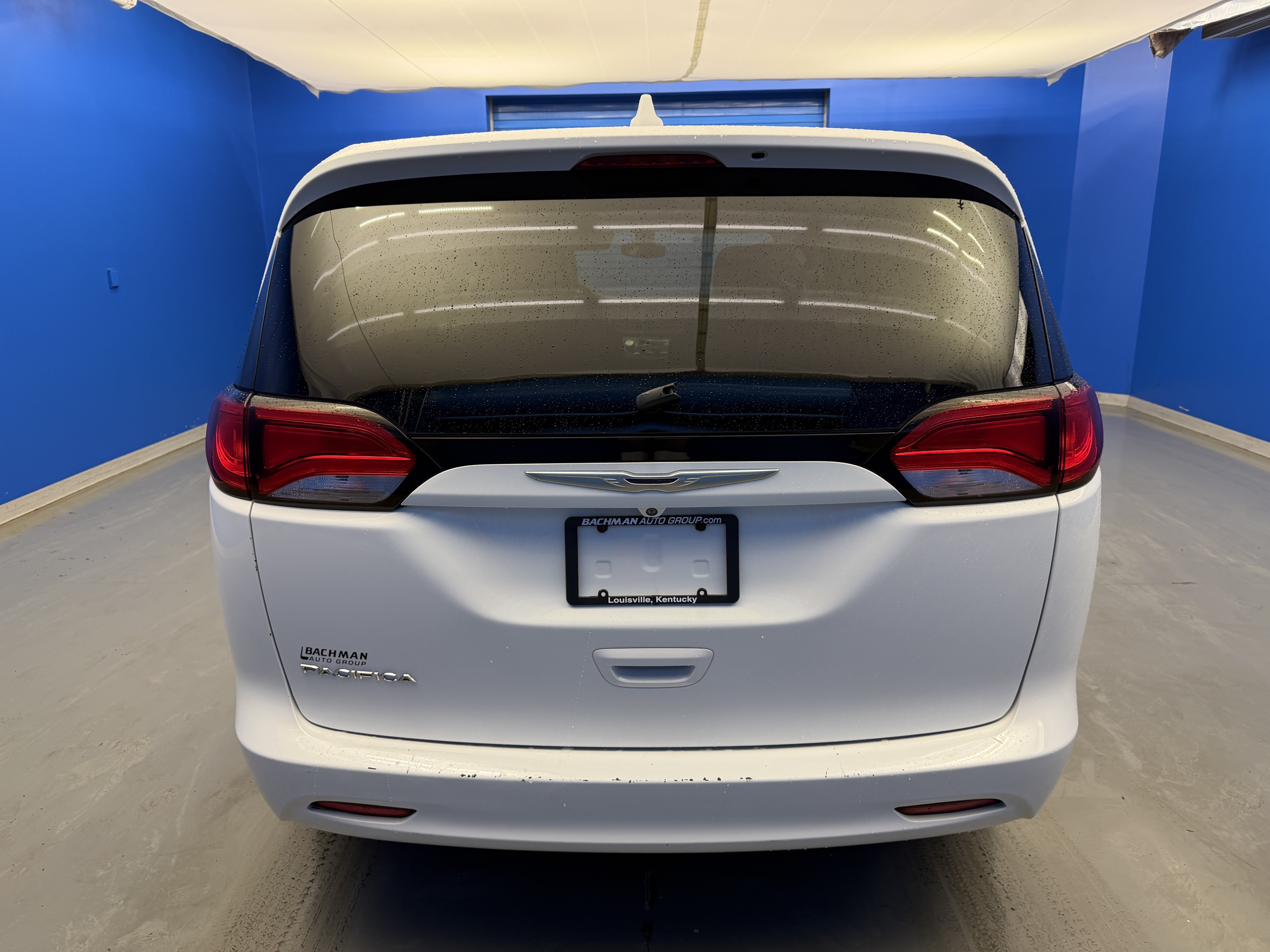 Used 2017 Bright White Clearcoat Chrysler Touring image 6