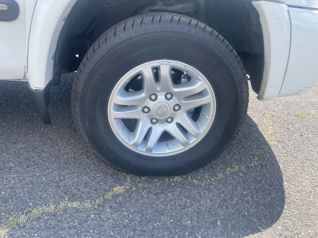 Used 2006 Natural White Toyota SR5 image 17