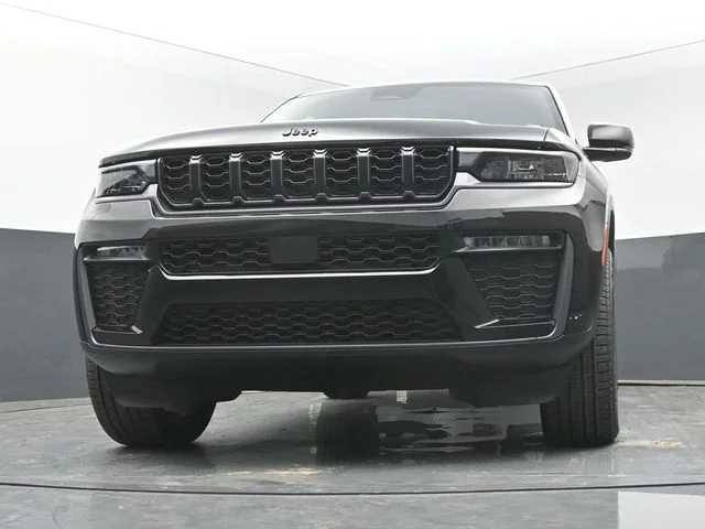 New 2026 Diamond Black Crystal Pearlcoat Jeep Limited image 39