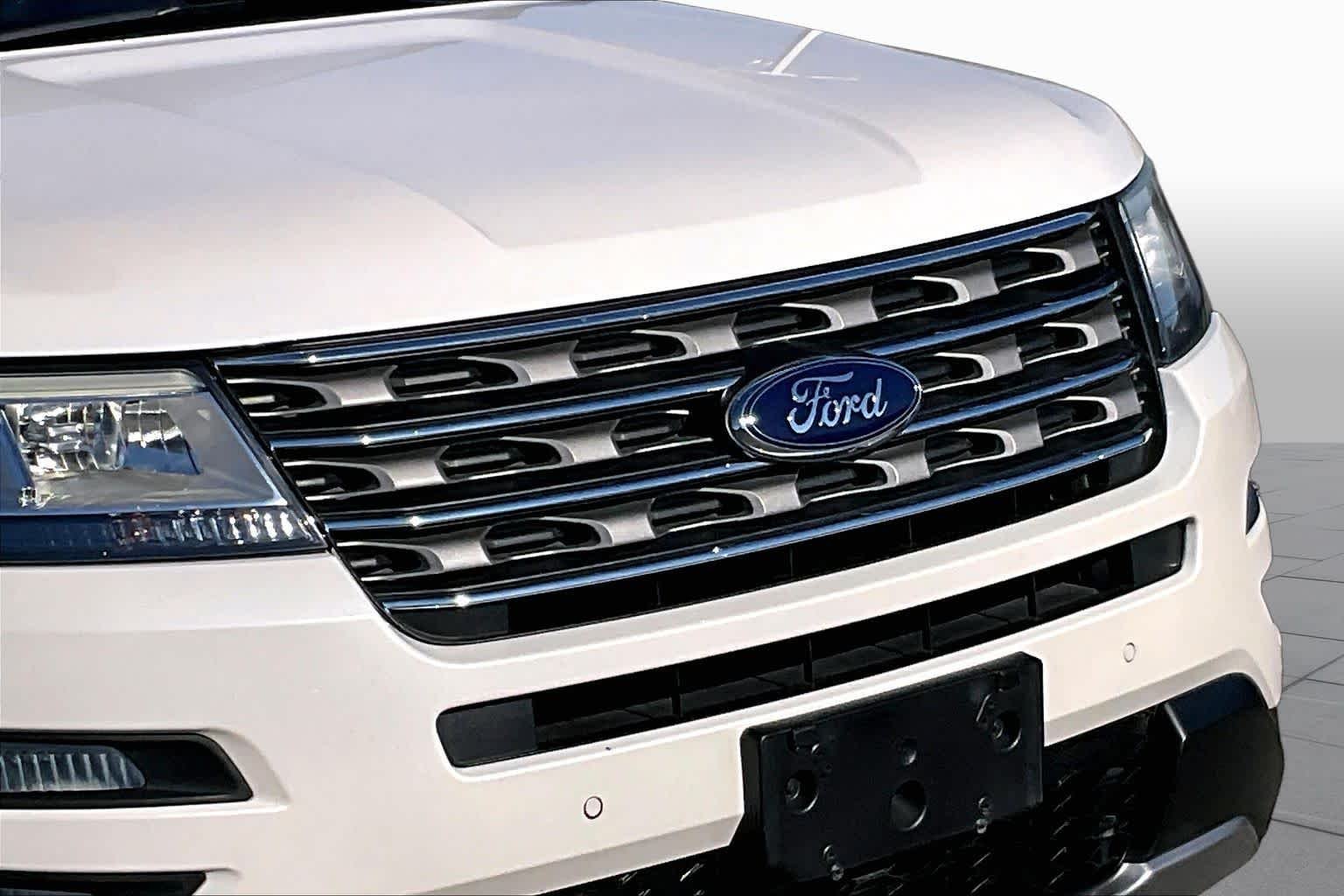 Used 2017 White Platinum Metallic Tri-Coat Ford XLT image 25