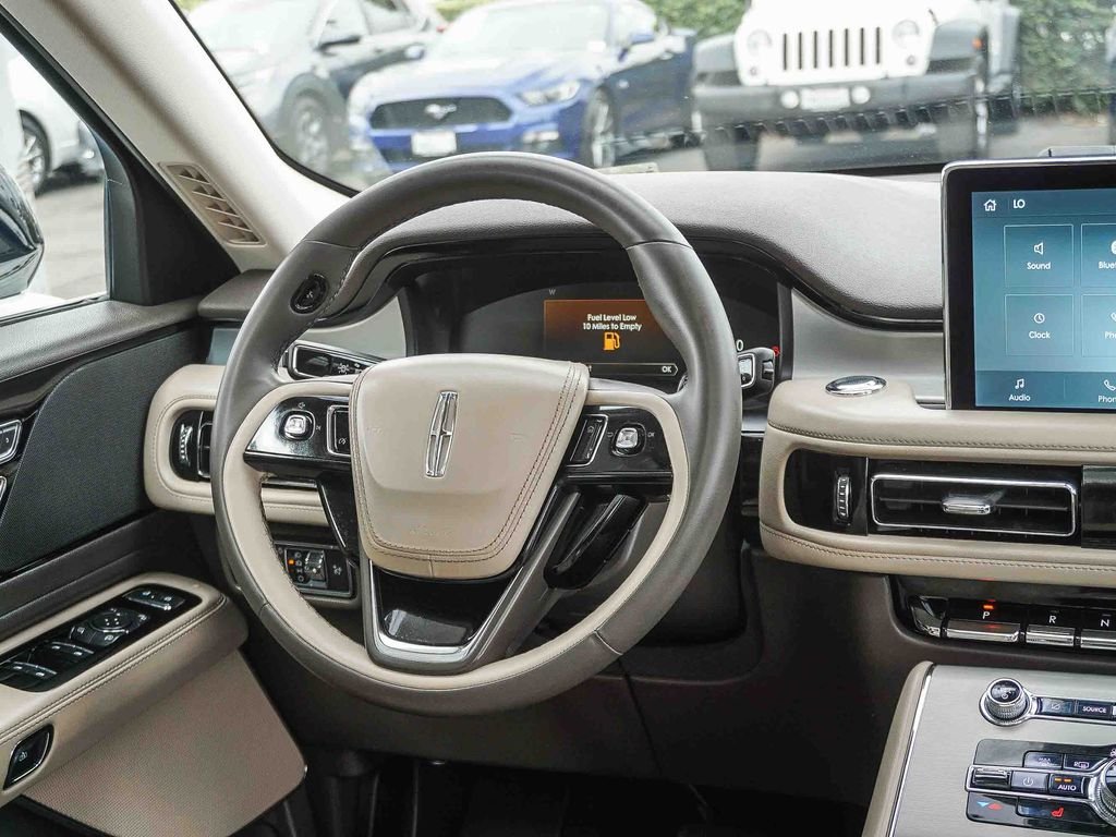 Used 2022 White Lincoln Standard image 16