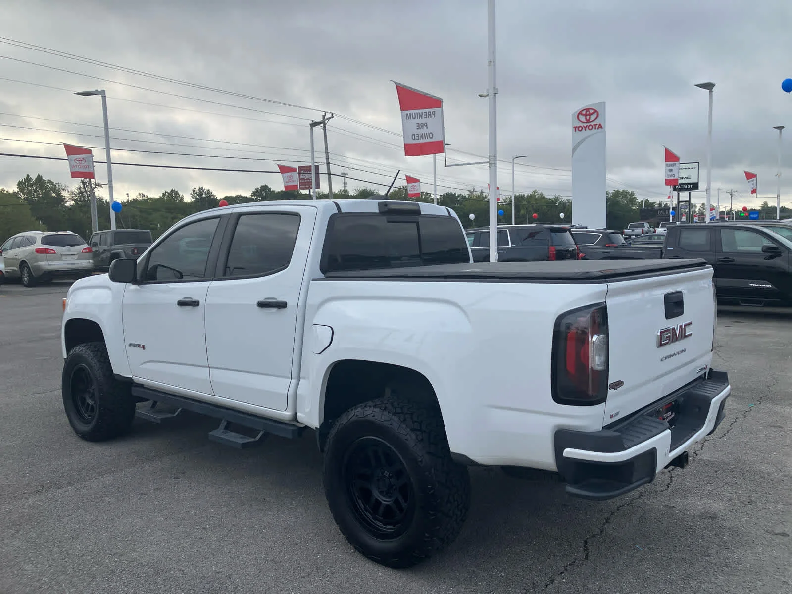Used 2021 Summit White GMC 4WD AT4 w/Leather image 5