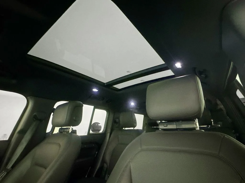 Used 2025 Black Land Rover X-Dynamic SE image 19
