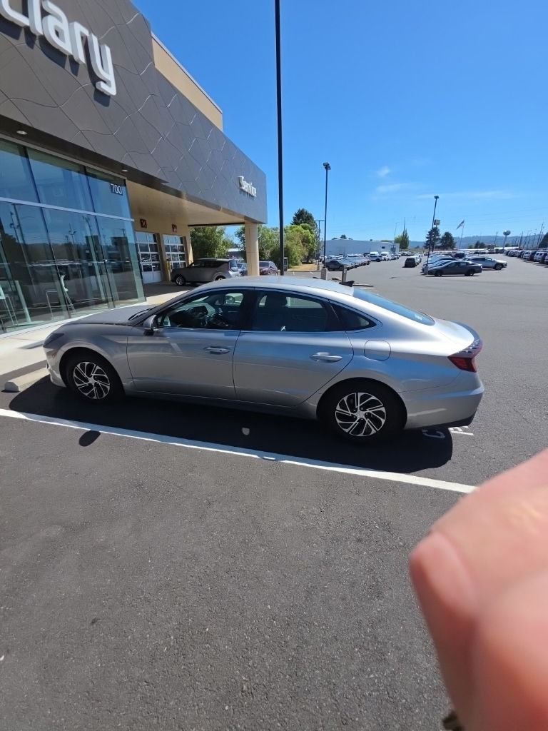 Used 2021 Shimmering Silver Hyundai Blue image 4