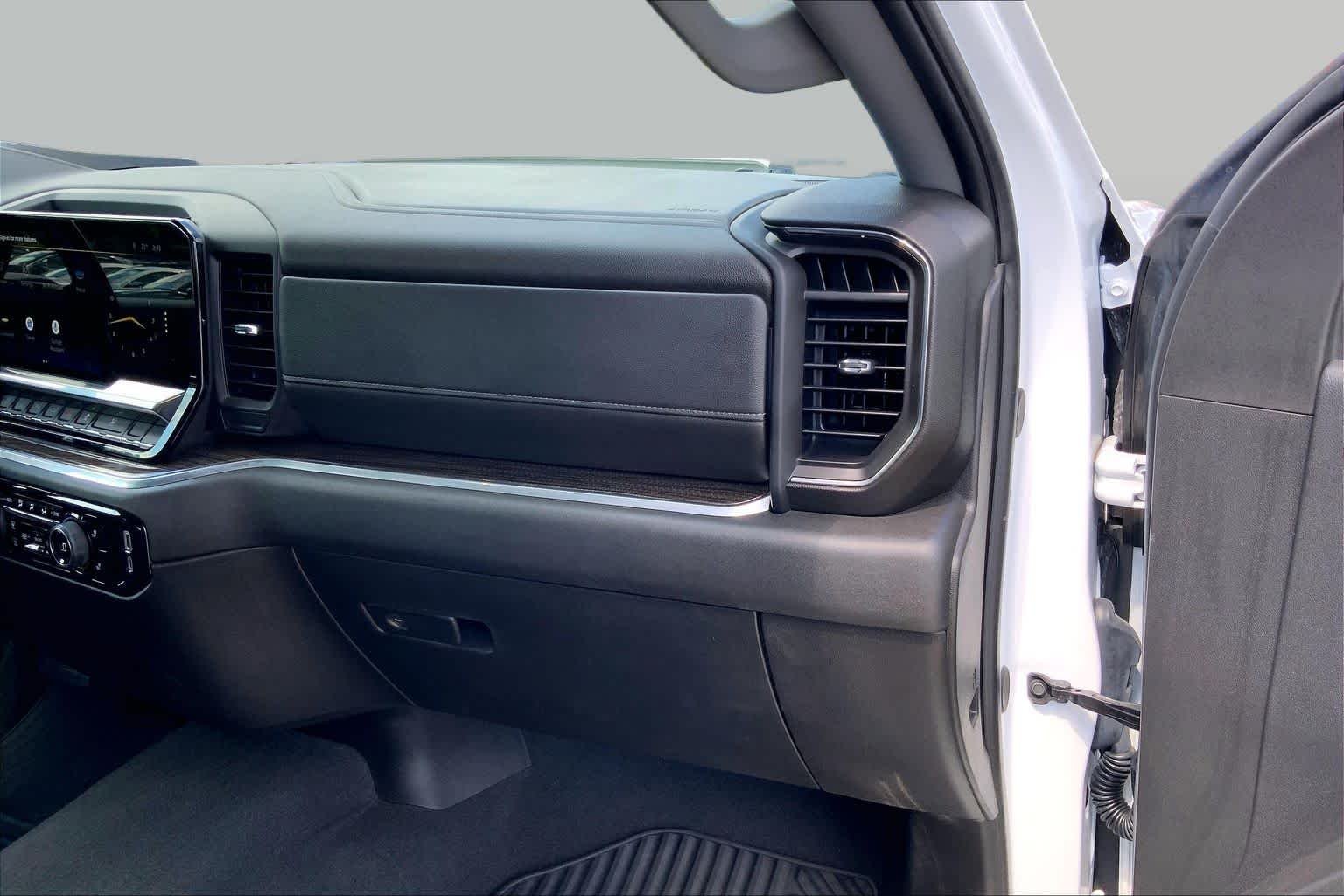 Used 2025 Summit White Chevrolet LT image 18