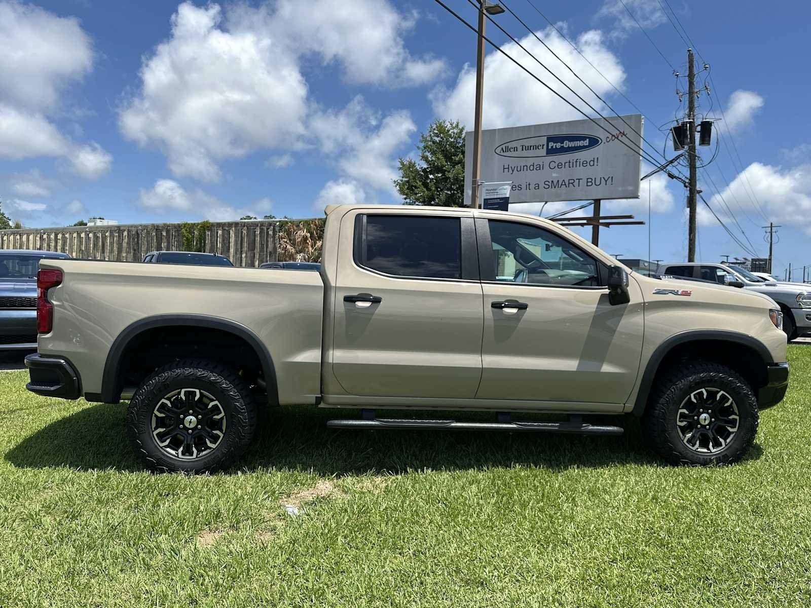 2023 Chevrolet Silverado 1500 ZR2 - Photo 9