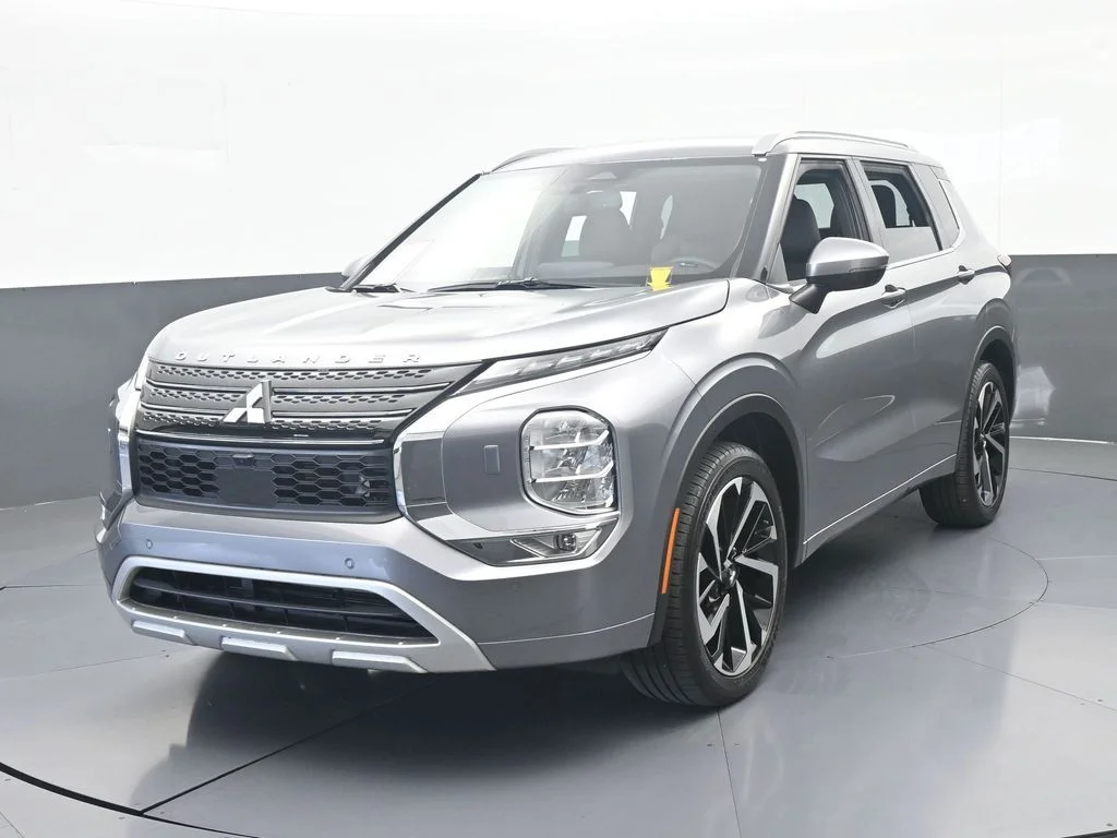 Used 2022 Silver Mitsubishi SEL image 5