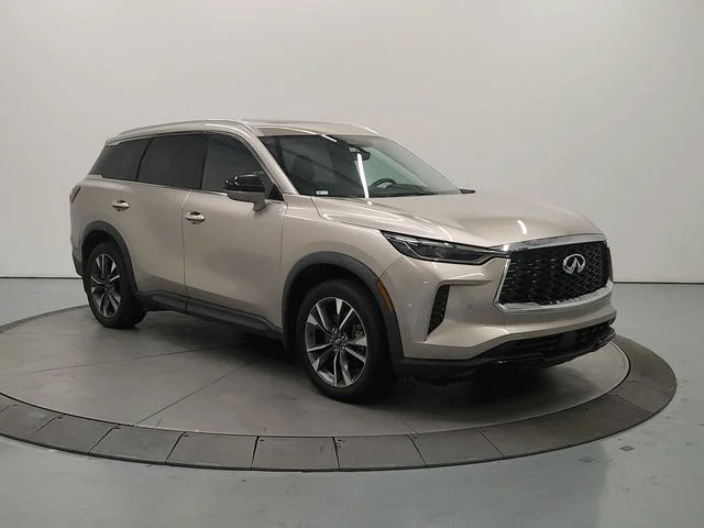 Used 2023 Silver INFINITI LUXE image 3