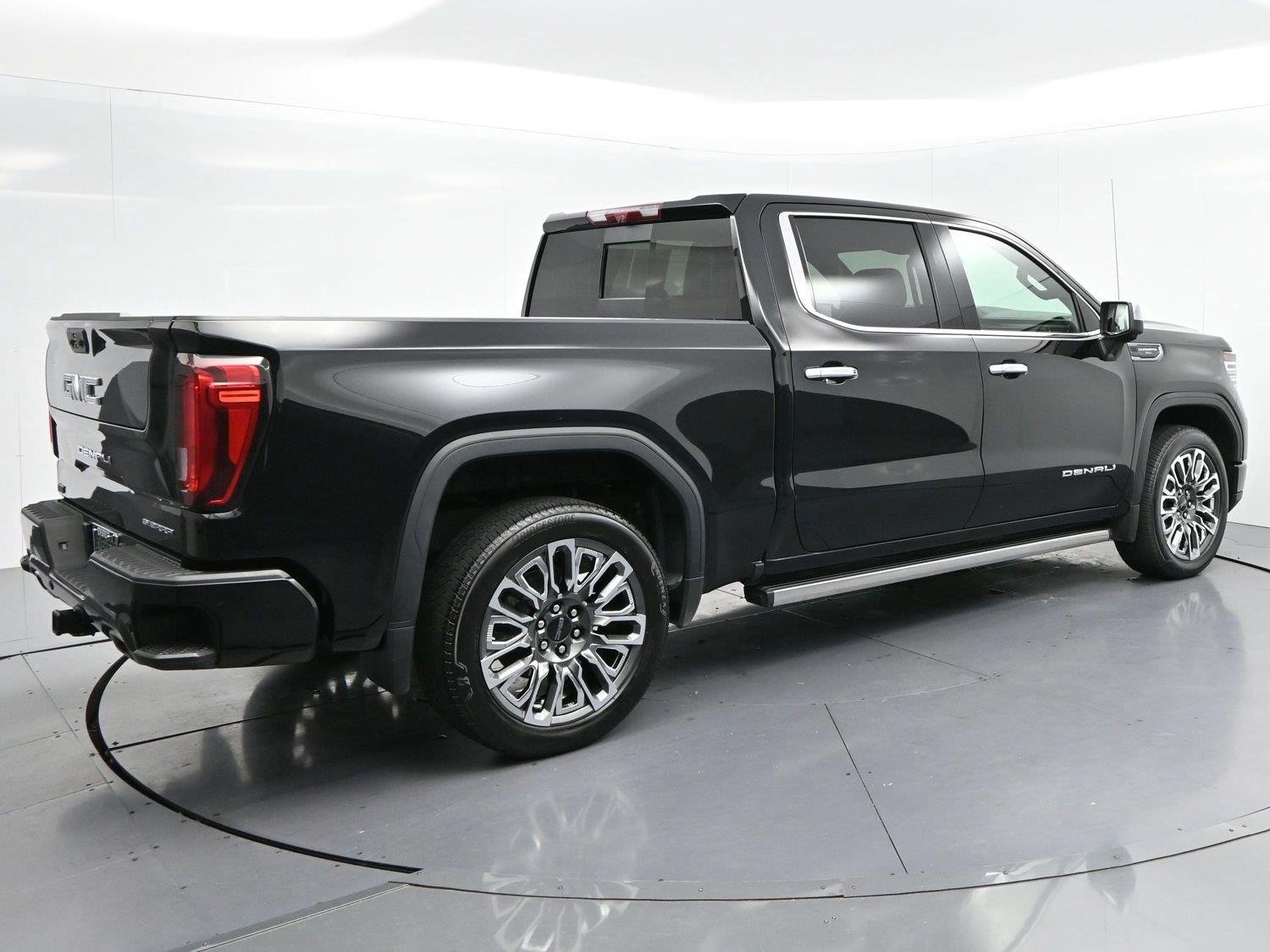Used 2025 Onyx Black GMC Denali Ultimate image 7