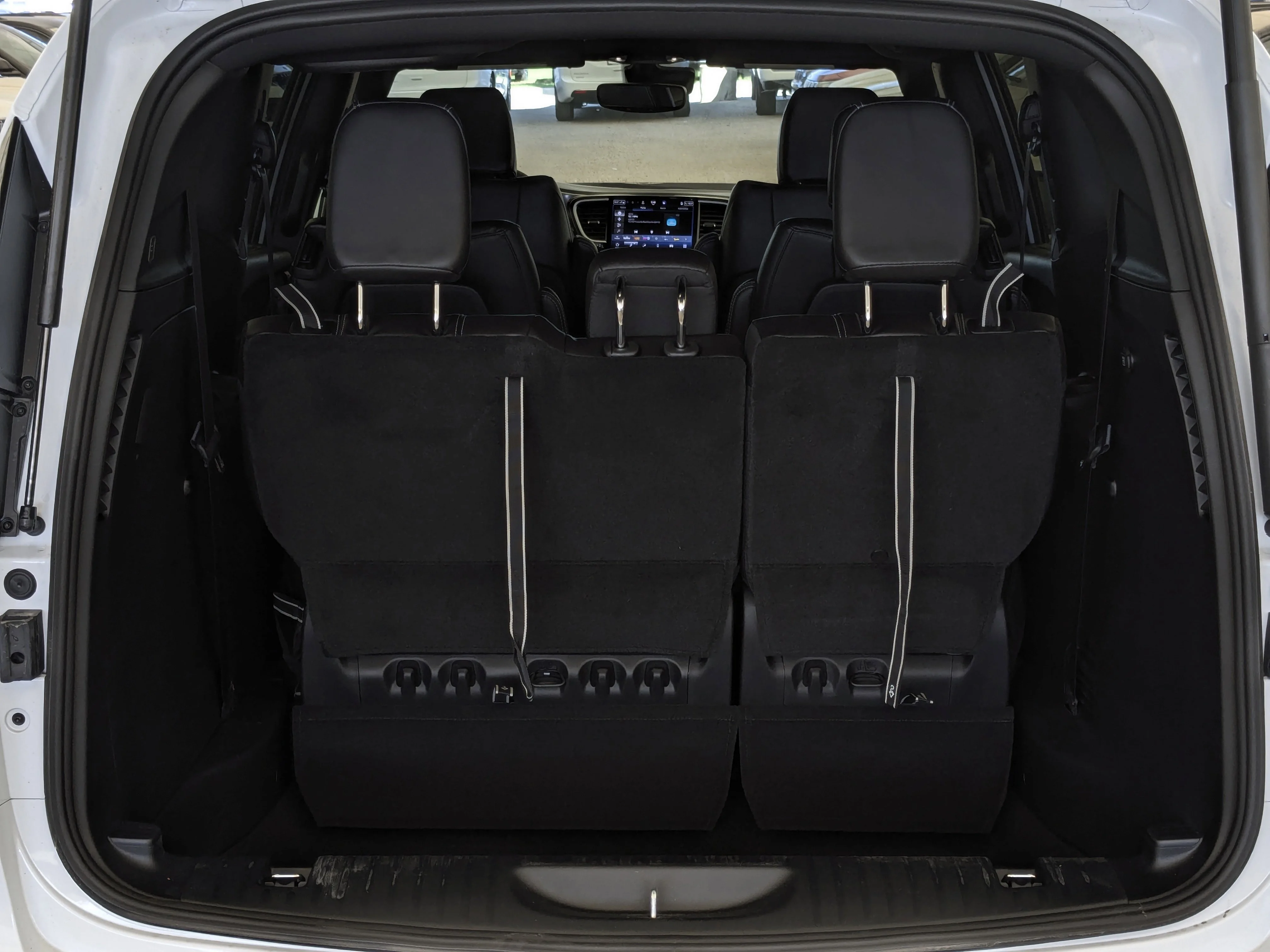New 2026 White Chrysler Select - - 360 Camera - FAV Edition - Power Liftgate - Remote Start & tons more! image 29