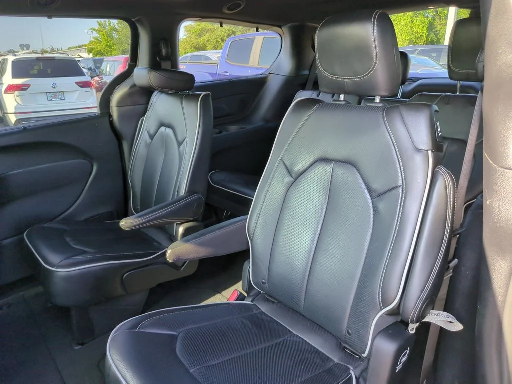Used 2025 Black Chrysler Limited image 6