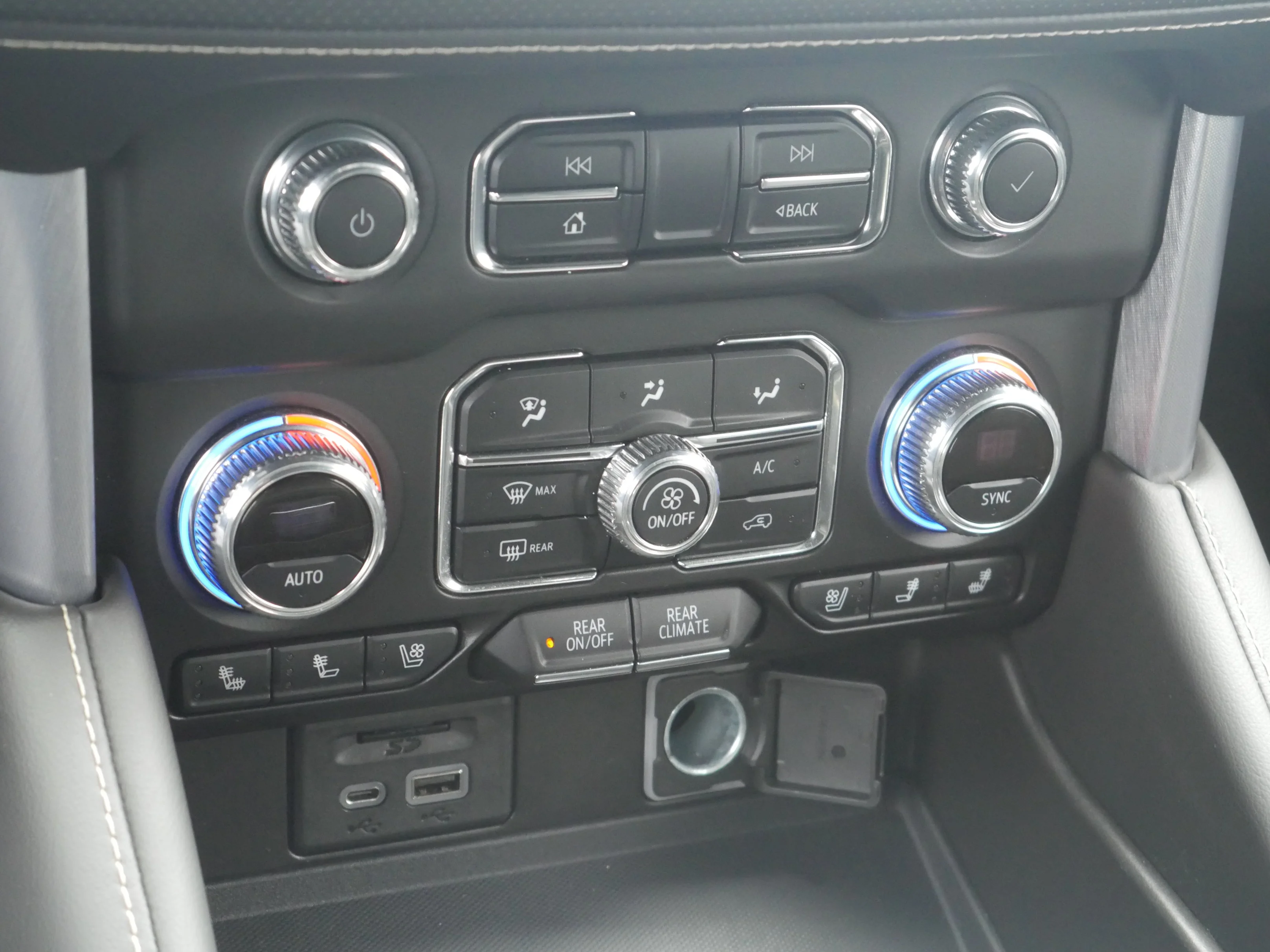 Used 2021 White Frost Tricoat GMC SLT image 16