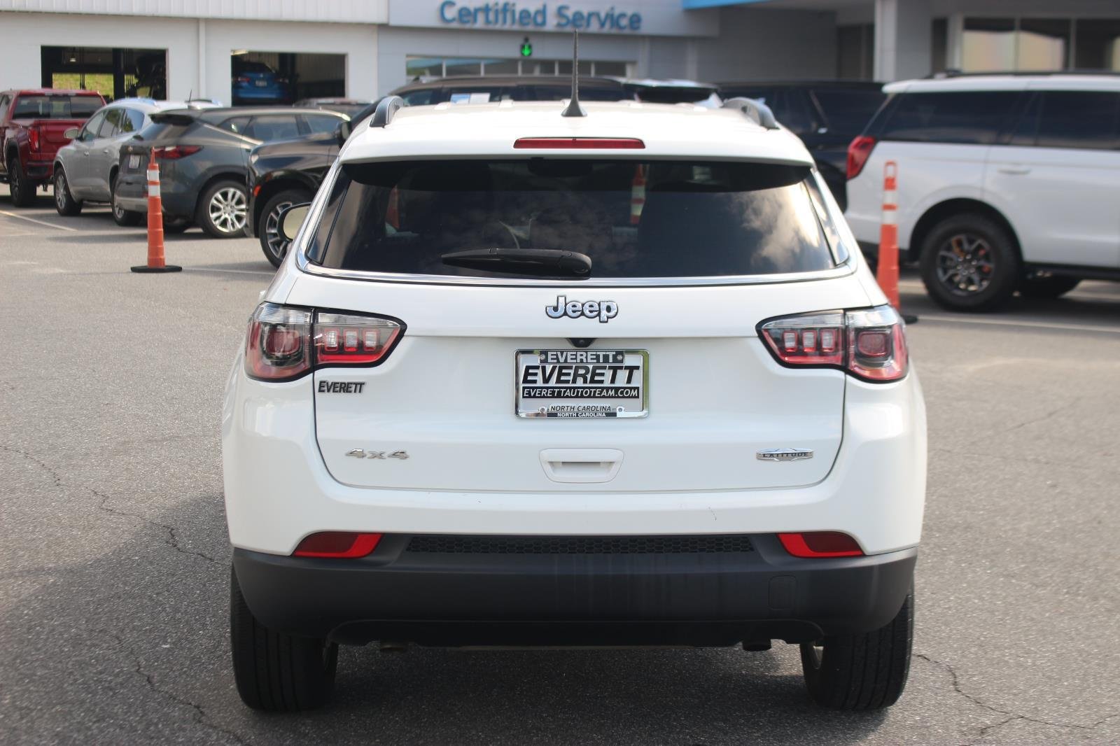 Used 2024 White Jeep Latitude image 6