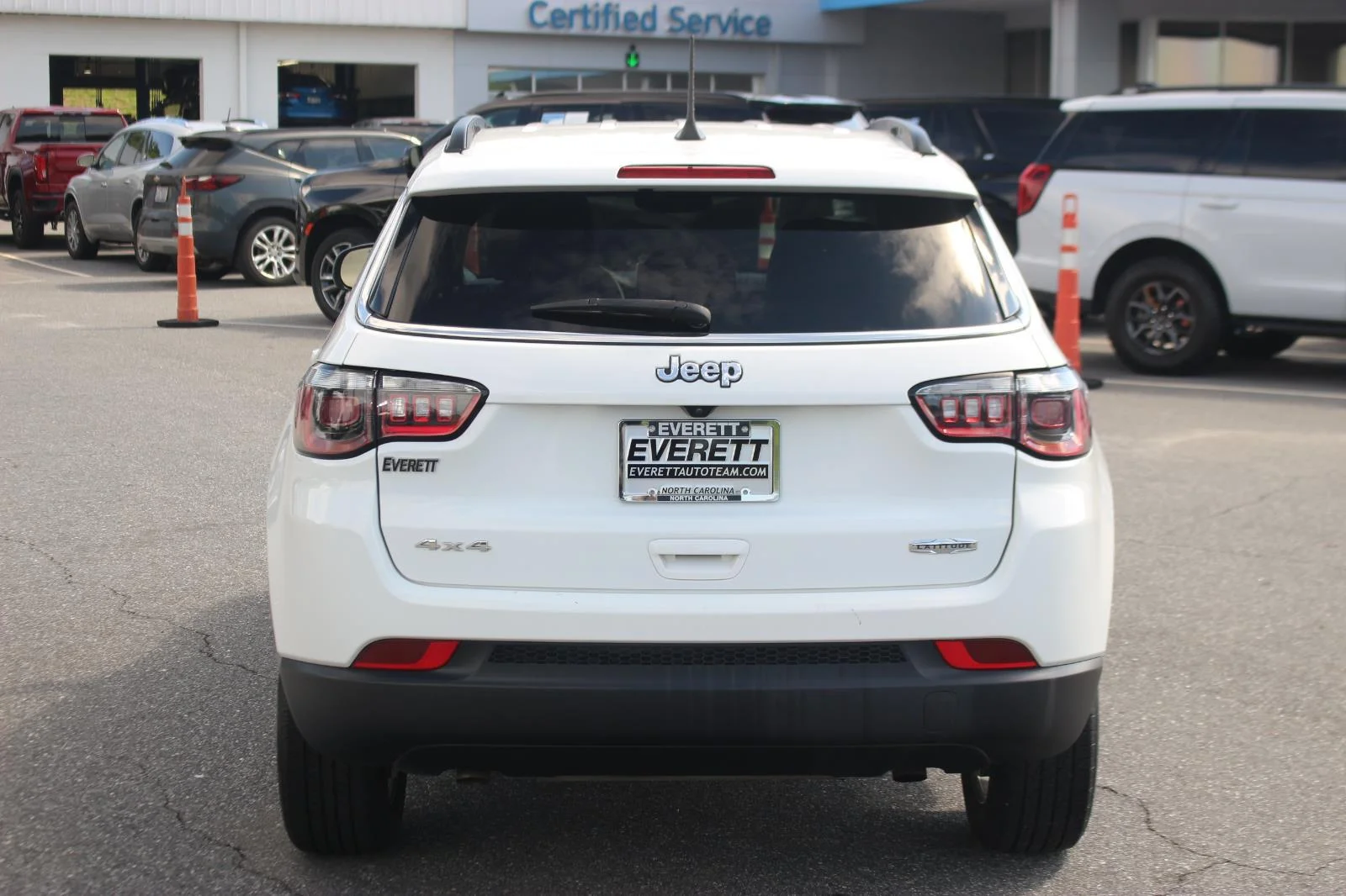 Used 2024 White Jeep Latitude image 6