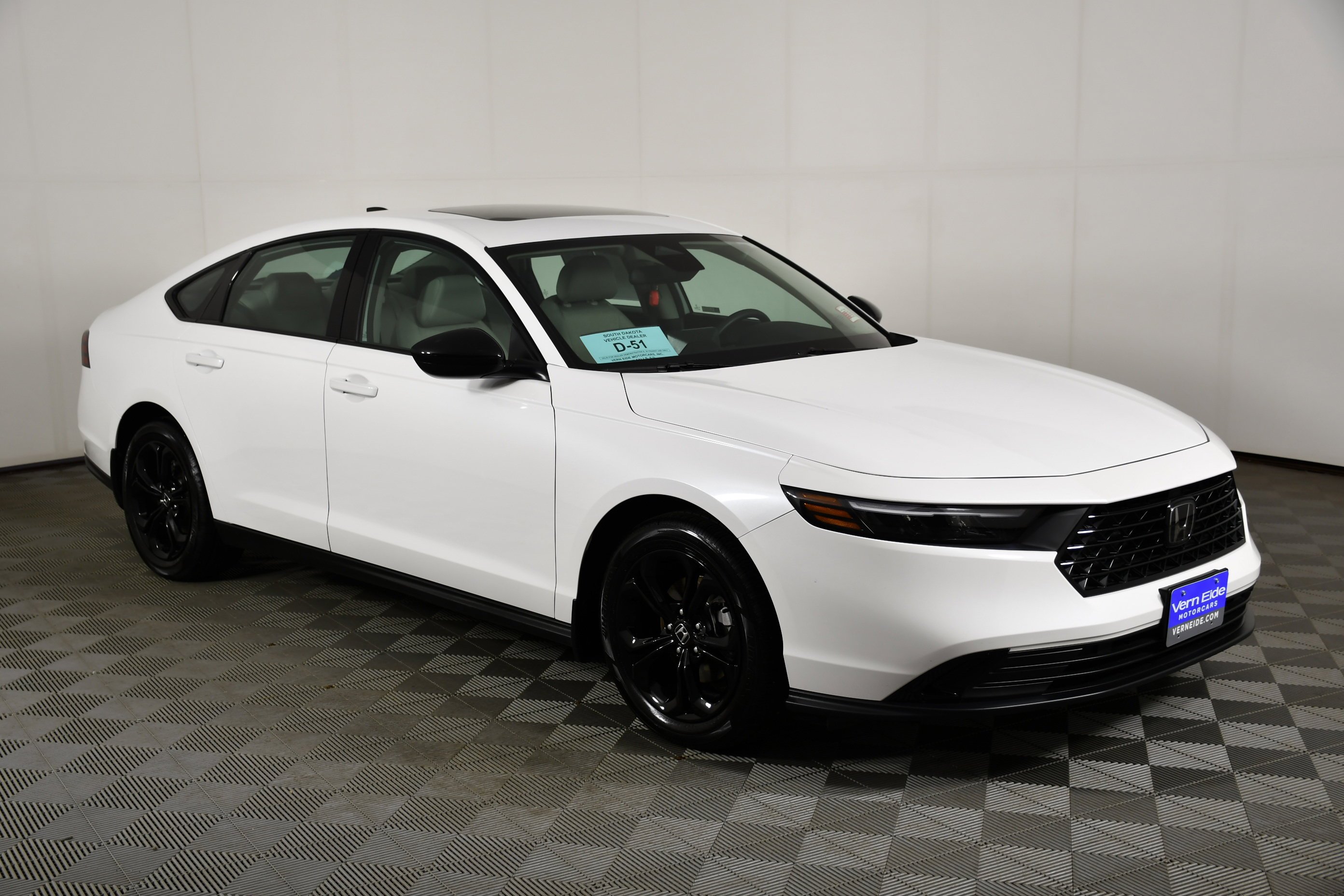 Certified Used 2025 Platinum White Pearl Honda 1.5T SE image 4