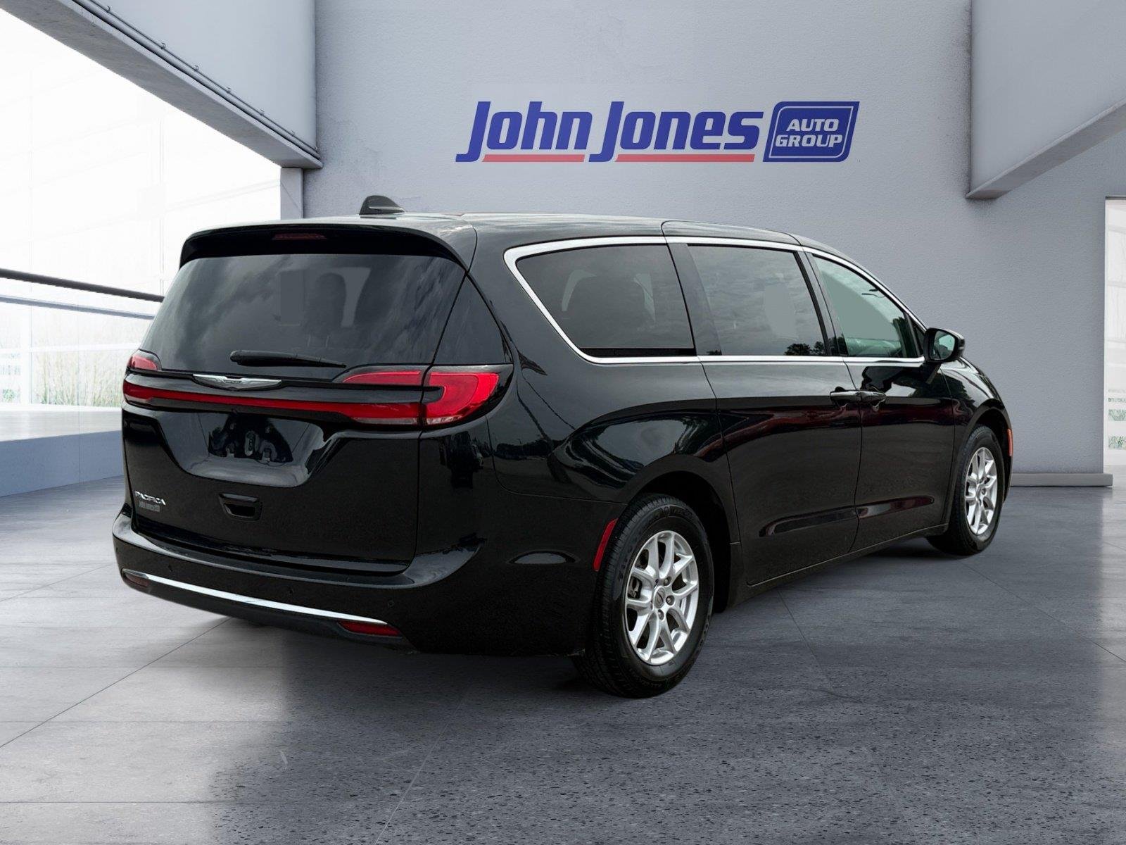 Used 2023 Brilliant Black Crystal Pearlcoat Chrysler Touring L image 5