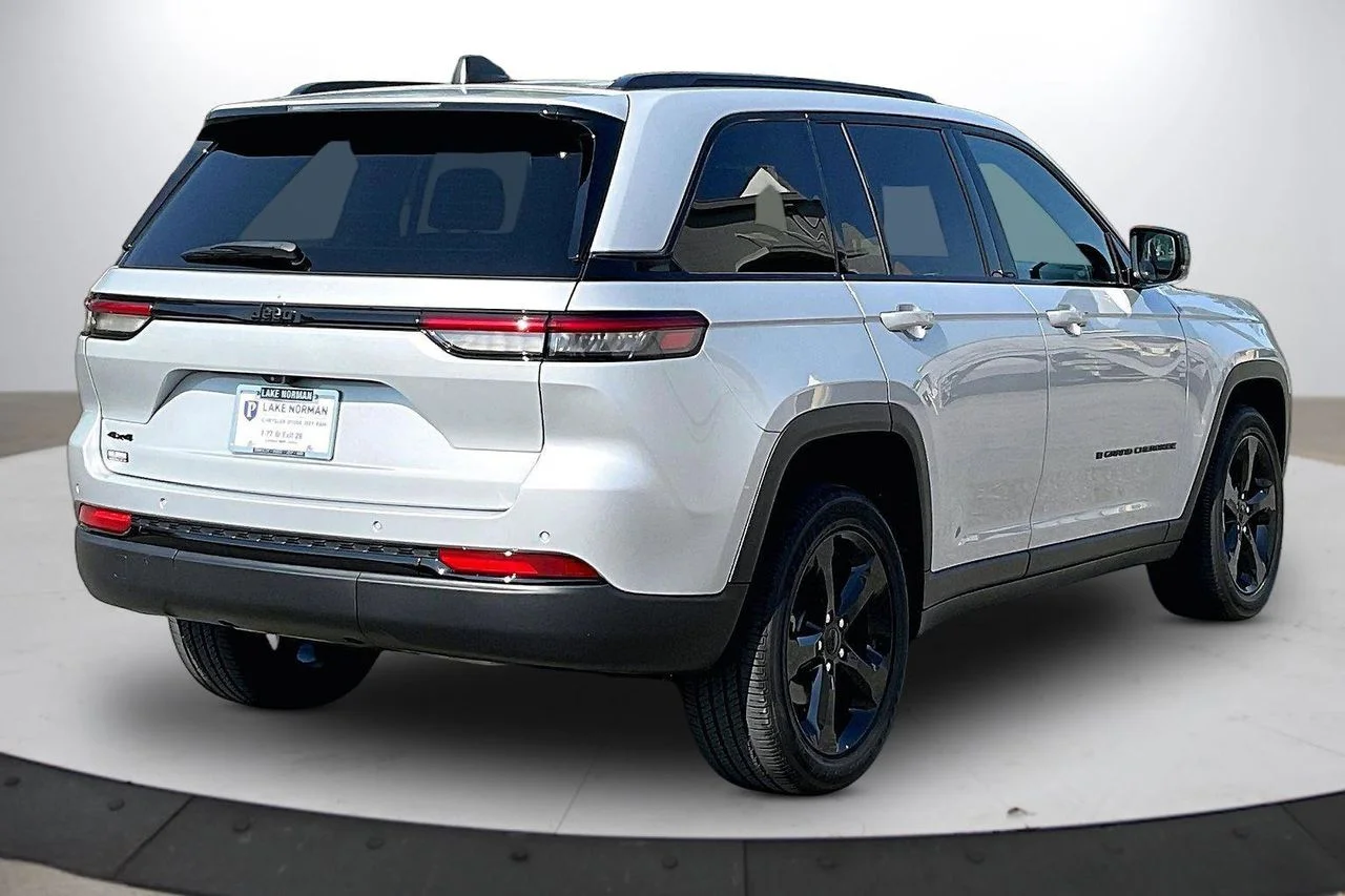 Certified Used 2023 Silver Jeep Altitude X image 9