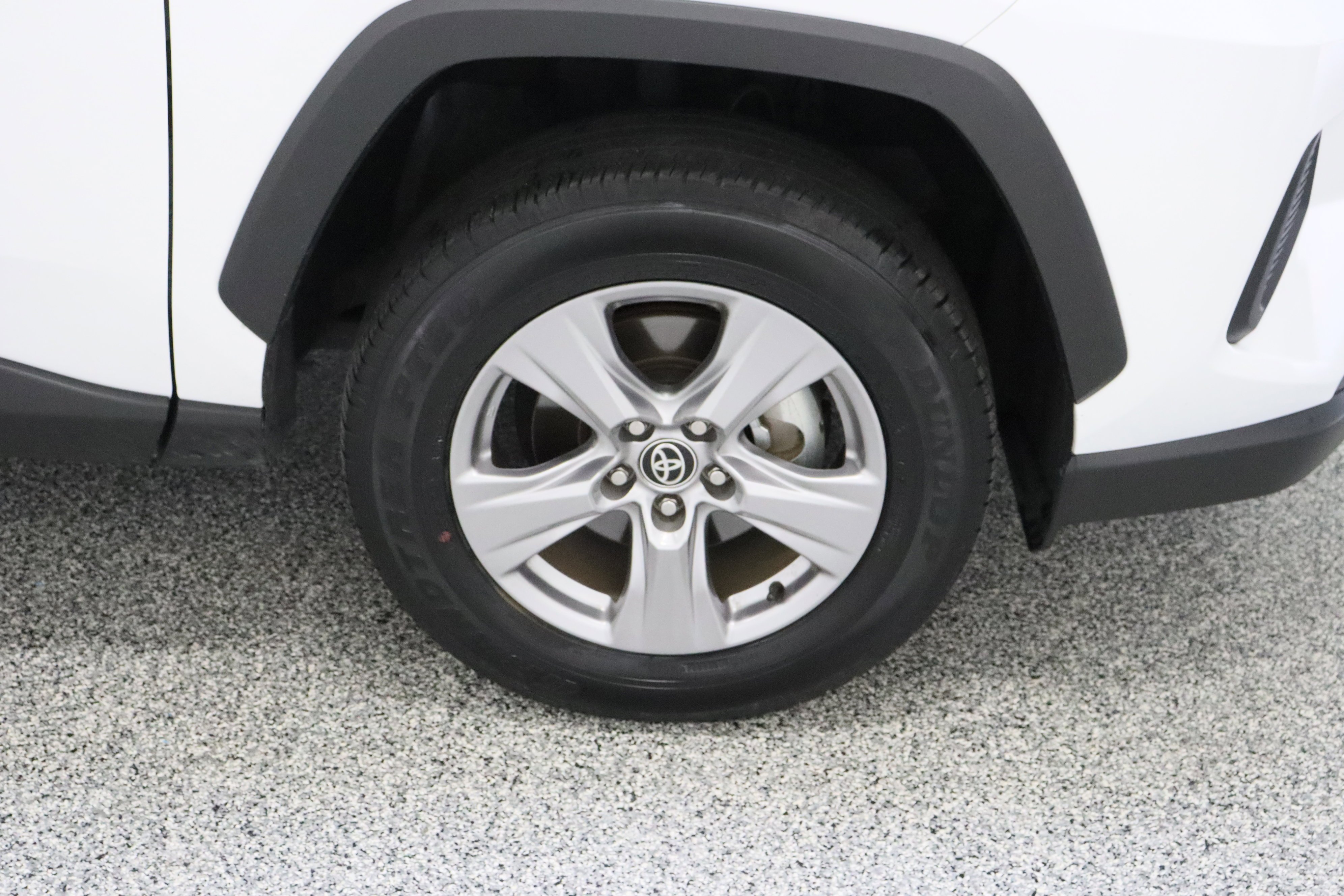 Used 2025 Ice Cap Toyota XLE 2.5L image 5