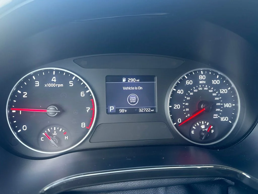Used 2023 White Kia S image 17